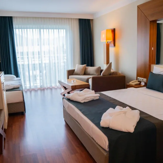 غرفة بسرير مزدوج أو سريرين منفصلين بإطلالة على المسبح، Meder Resort 7/10