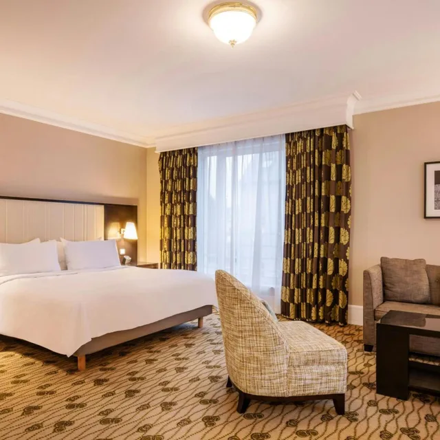 جناح جونيور مع دخول صالة النادي، Renaissance Brussels Hotel 1/9
