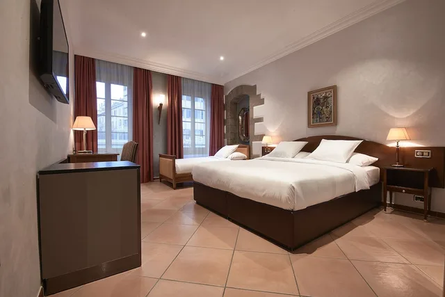 غرفة قياسية ثلاثية بثلاثة أسرّة، Hotel d Alleves 1/2