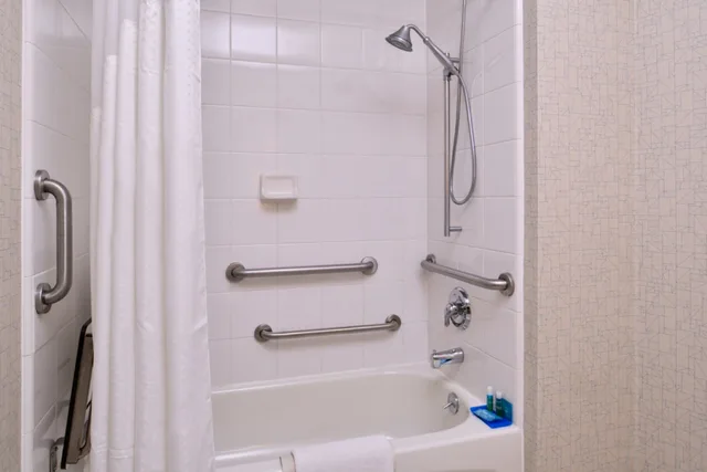 غرفة بسرير مزدوج لذوي الإعاقة، Holiday Inn Express Walnut Creek 3/3