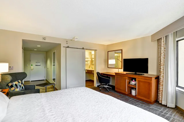 غرفة بسرير كينج بإطلالة على المسبح، Hampton Inn Boca Raton 1/3