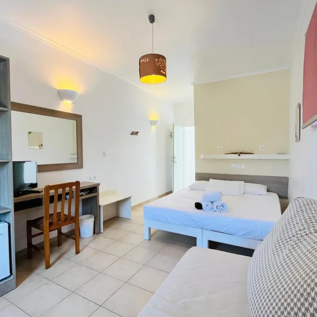 Deluxe, Double Bed, Galaxy 2/9