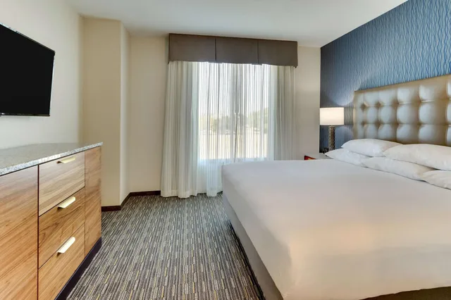 جناح بسرير كينج بغرفتين بإطلالة مع أريكة لذوي الإعاقة، Drury Plaza Hotel Orlando - Disney Springs Area 1/3