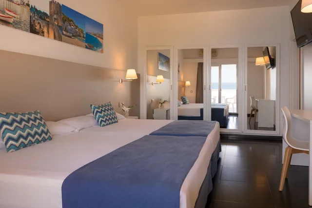 غرفة قياسية رباعية بأربعة أسرّة بإطلالة على البحر، htop Caleta Palace 5/8