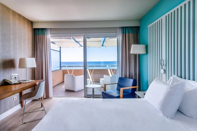 غرفة بريميوم بسرير كينج بإطلالة على البحر بشرفة، Radisson Blu Resort Spa Ajac 6/10
