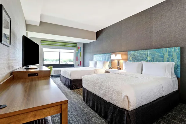 غرفة بسرير كينج وسريرين كوين لذوي الإعاقة، Hampton Inn St Catharines Niagara On 2/9