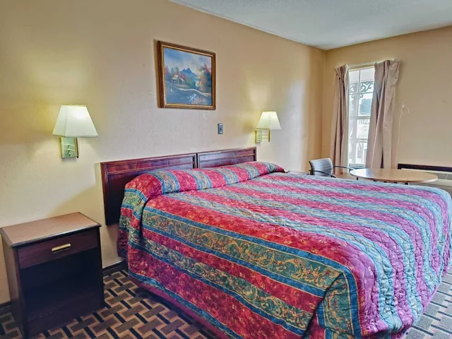 غرفة بسرير كينج للمدخنين، Victorian Inn 1/5