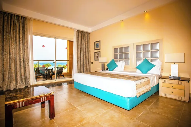 غرفة سوبيريور بسرير كينج بإطلالة على البحر، Tropitel Sahl Hasheesh 2/10
