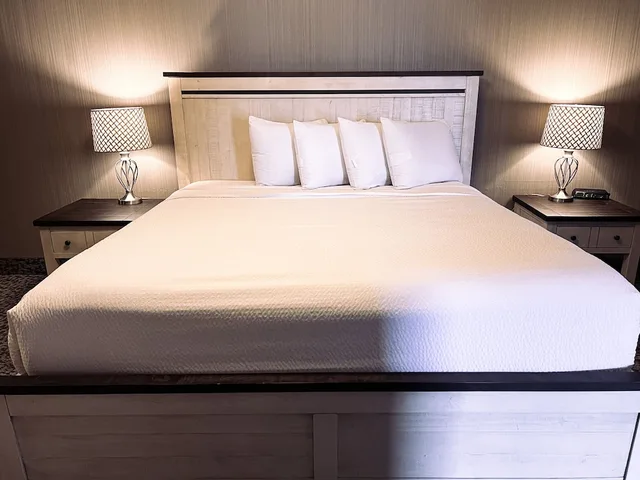 جناح رئاسي بسريرين كينج بإطلالة على البحيرة بشرفة مع أريكة، The Georgian Lakeside Resort 1/4