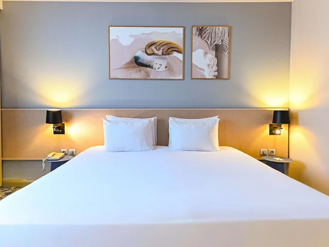 غرفة عائلية بسرير مزدوج وسريرين منفصلين، MERCURE BLOIS CENTRE 1/9