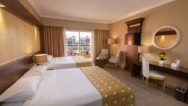 غرفة قياسية بسريرين منفصلين بإطلالة على المسبح، Naama Waves Hotel 1/4