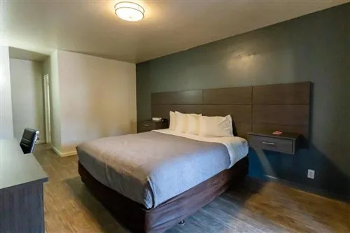 جناح بسرير كينج بغرفة نوم واحدة، Econo Lodge Inn & Suites Heavenly Village Area 1/1