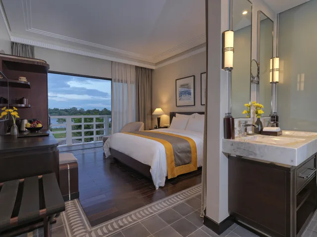 Superior, Queen Bed, River View, Azerai La Residence Hue 6/10