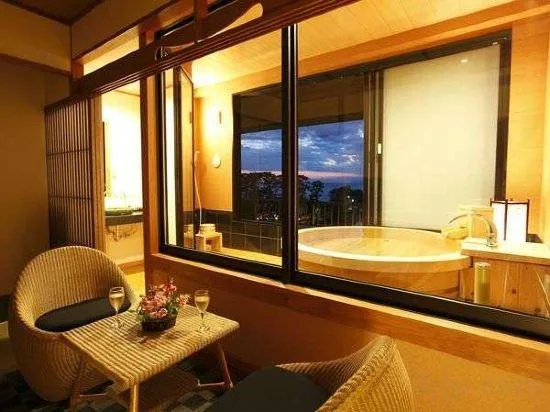 غرفة يابانية سوبيريور بإطلالة على البحر بحوض استحمام، Toi Fujiya Hotel 1/1
