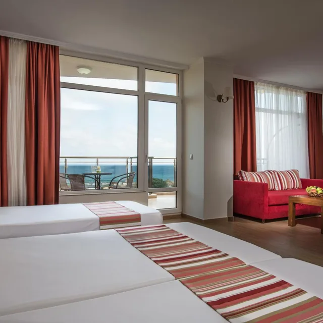 جناح جونيور بشرفة، Miramar Hotel 3/3