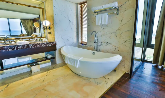 Premier, Suite, Double Bed, Ocean View, Holiday Beach Hotel Danang 8/8