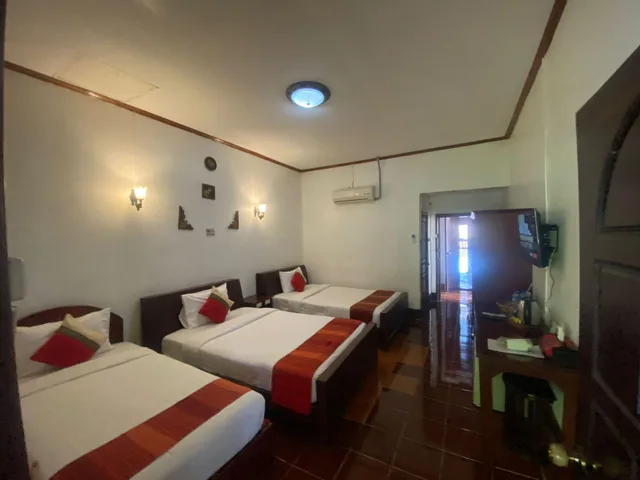 غرفة ثلاثية بإطلالة على المسبح، Vangsavath Hotel 2/2