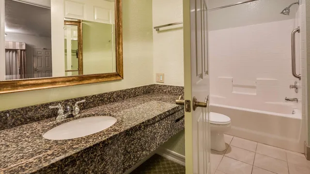 غرفة بسرير كينج، Best Western Plus Bayshore Inn 7/9