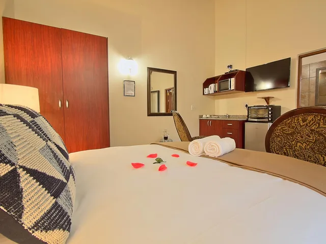 شاليه فاخر بسريرين منفصلين وسرير كوين بشرفة بـ4 غرف نوم مع أريكة بمطبخ صغير، Royale Marlothi Safari Lodge 1/2