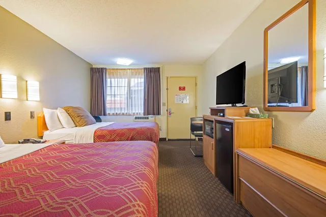 غرفة بسريرين كوين لذوي الإعاقة، Motel6 Portland, OR – Southeast 1/6