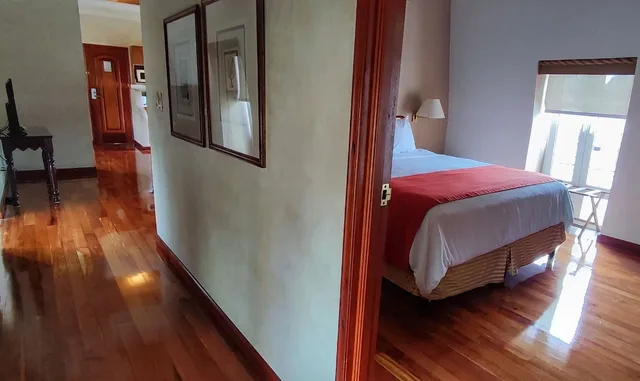 شقة حصرية بسرير كينج وسريرين مزدوجين بغرفتي نوم مع أريكة، HOTEL SAN CARLOS 3/7