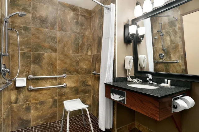 غرفة بسرير كينج، Days Inn & Suites By Wyndham Strathmore 3/3