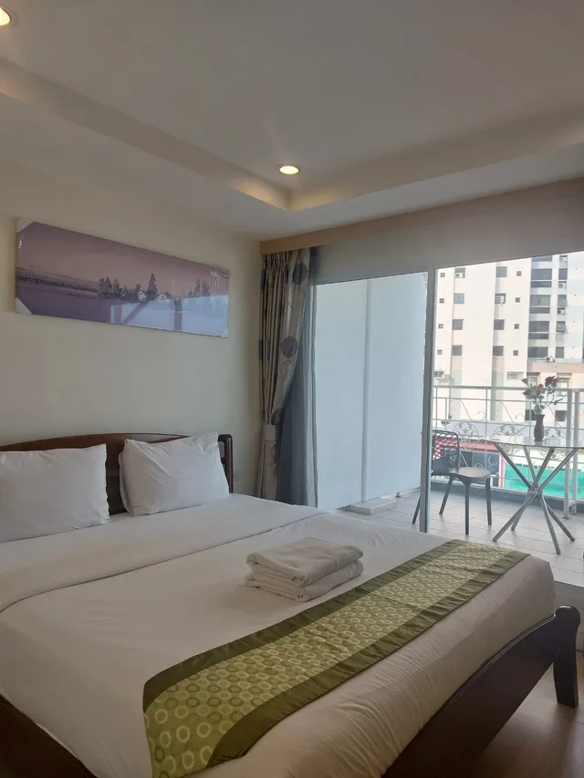 Room, King Bed, Balcony, V Check Inn Sukhumvit 22 3/5