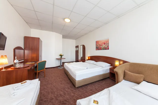 غرفة كومفورت رباعية بسرير مزدوج مع أريكة، Hotel Hamburg Stadtzentrum 1/4