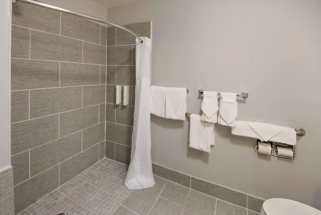غرفة بسرير كينج لذوي الإعاقة، Clarion Pointe Indianapolis Northeast 3/4