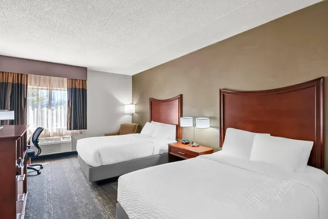 غرفة رباعية بسريرين مزدوجين، Clarion Inn North Haven - New Haven North 2/5
