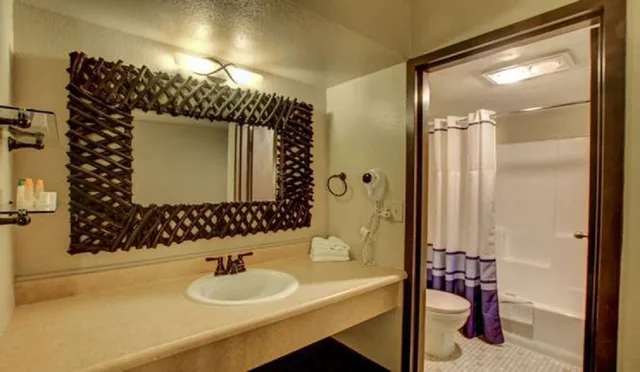 Pointe, Suite, 2 Queen Beds, Sofa, Low Floor، The Nautical Beachfront Resort 5/6