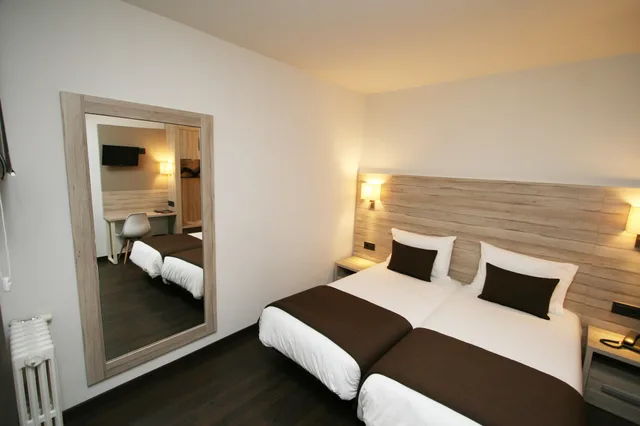 Interior, Double Bed, No Window، HOTEL PYRENEES 2/3