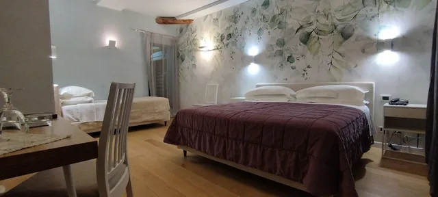 غرفة سوبيريور ثلاثية بسرير كينج وسرير فردي بإطلالة على الفناء، Relais Maddalena 2/7