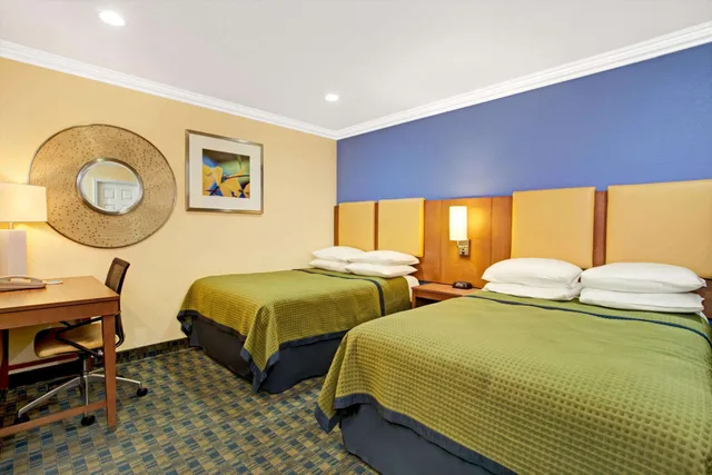 غرفة بسريرين مزدوجين، Days Inn by Wyndham San Francisco - Lombard 2/3