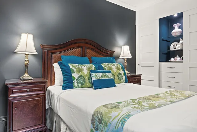 جناح بسرير كوين، Hotel Le Clos Saint-Louis 5/10