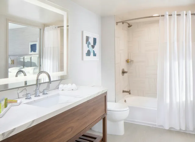 جناح بسريرين كوين بإطلالة على المدينة، Hilton Santa Monica Hotel Suites 3/5