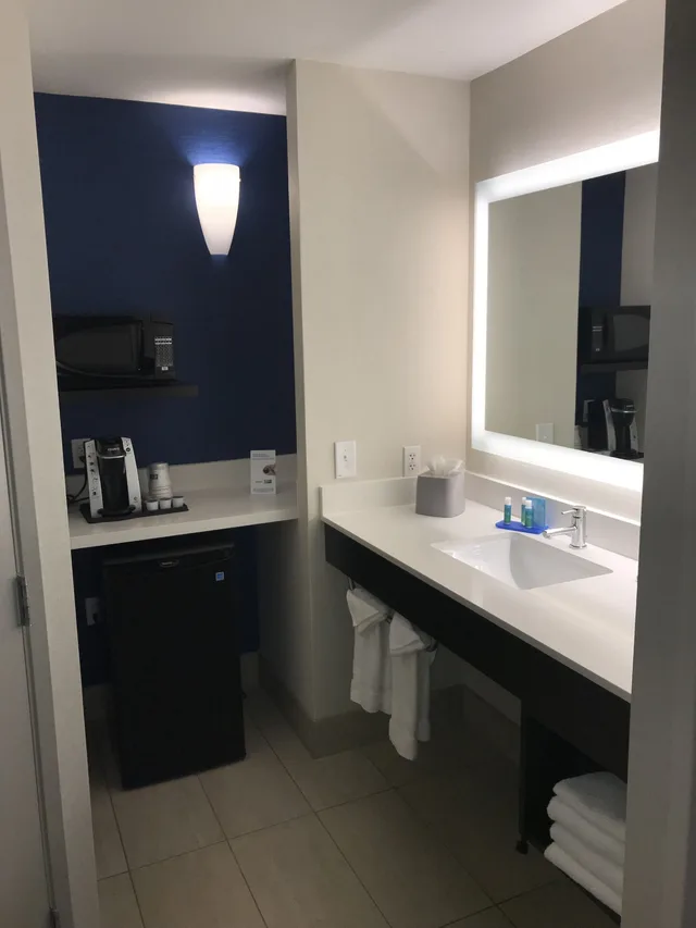جناح بسرير كينج بغرفة نوم واحدة، Holiday Inn Express Hotel & Suites Tracy 4/5