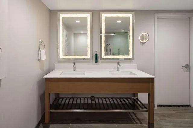 جناح بسرير كينج بغرفتين بمنطقة جلوس، Doubletree Sacrament 4/4