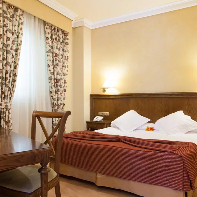 غرفة بسرير مزدوج أو سريرين منفصلين، Hotel Cervantes 5/8