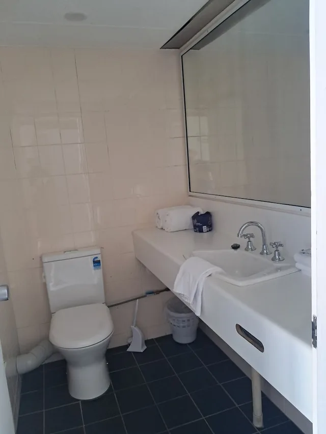 غرفة بسرير كوين، BAYVIEW TOWER 4/6