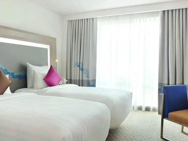 غرفة تنفيذية بسريرين منفصلين مع دخول صالة النادي، Novotel Tangerang 3/10