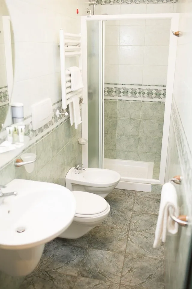 غرفة ثلاثية بسرير مزدوج وسرير فردي بشرفة، Ariae Hotel 2/2
