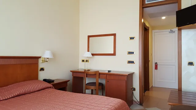 غرفة بسرير مزدوج بإطلالة على البحر، Grand Hotel Moon Valley 2/2