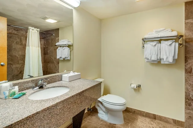 غرفة قياسية بسريرين مزدوجين في المبنى الرئيسي، Atlantic Beach Hotel Newport 2/3