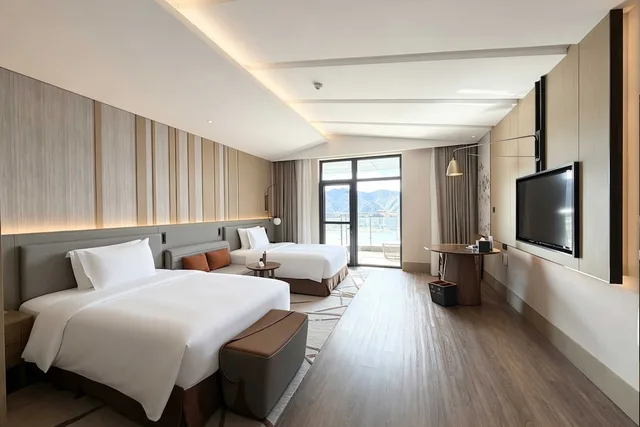 غرفة بريميوم بسريرين منفصلين بإطلالة على البحيرة، Crowne Plaza CHONGLI RESORT 3/9