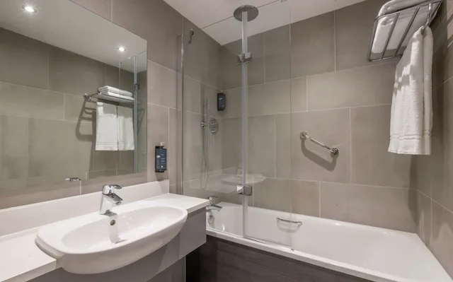 Room, Double Bed, Maldron Hotel Belfast International Airport 2/2