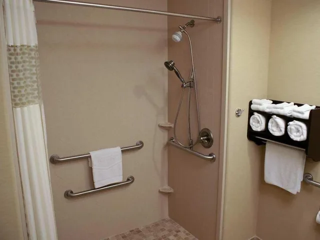 غرفة بسرير كينج لذوي الإعاقة، Hampton Inn Orange 2/2