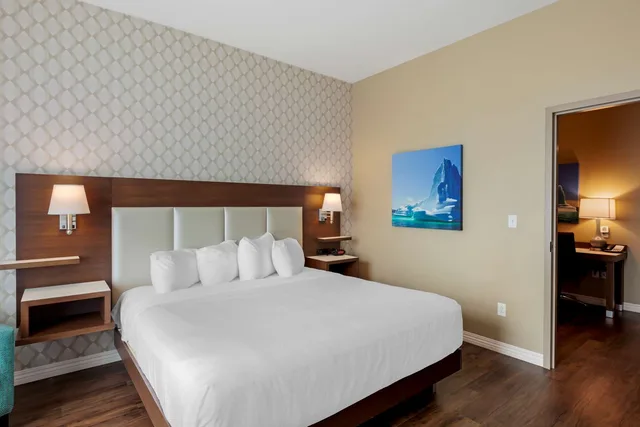 جناح بسرير كينج مع أريكة، Best Western Plus St. John s Airport Hotel and Suites 1/8