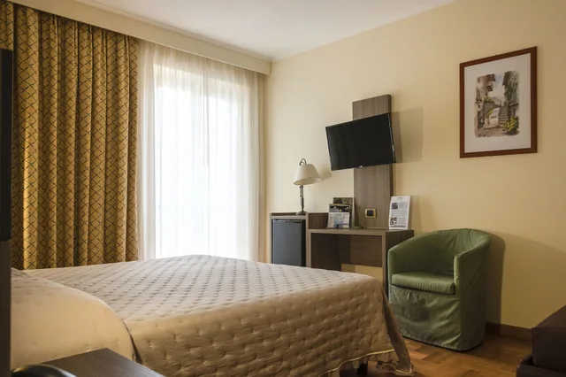 غرفة قياسية بسرير كوين بإطلالة على الفناء، Grande Albergo 4/7