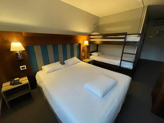غرفة رباعية بسرير كوين وسريرين منفصلين، Kyriad Grenoble Nord Le Fontanil 1/2